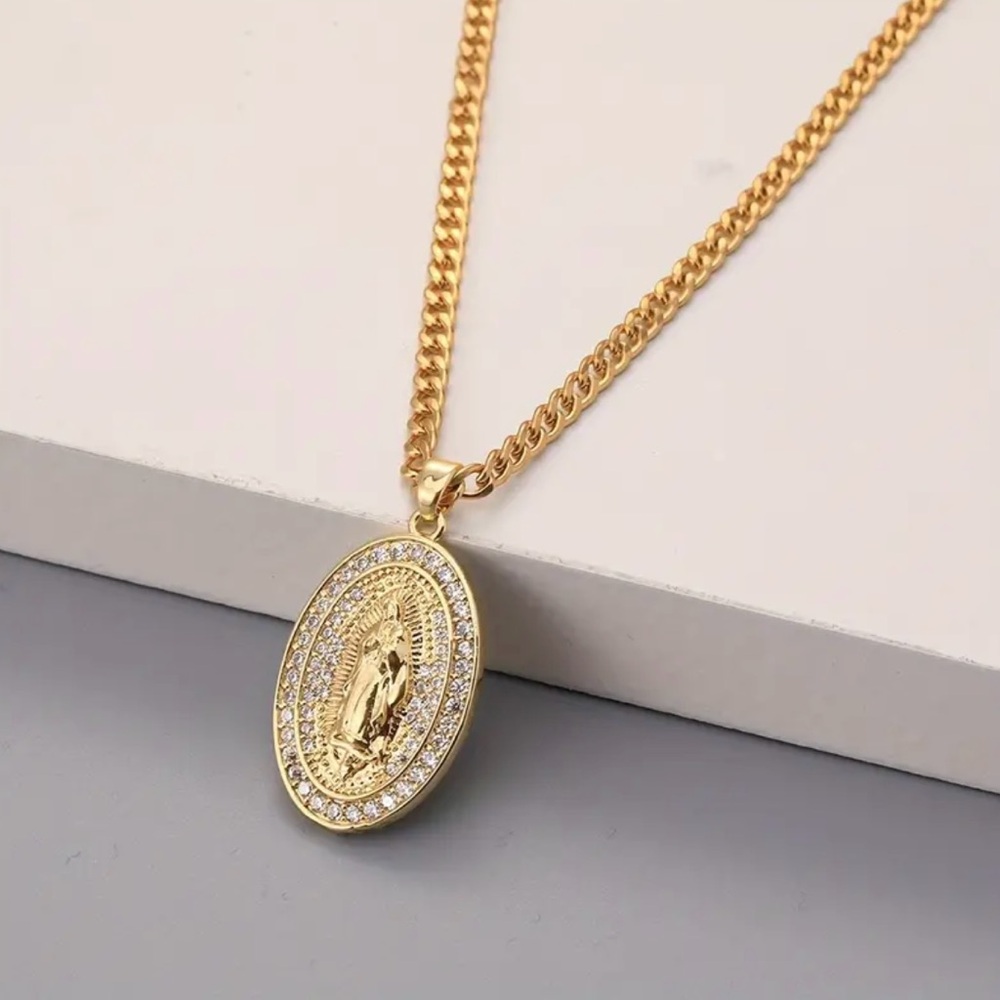 Elegant Gold Pendant Necklace